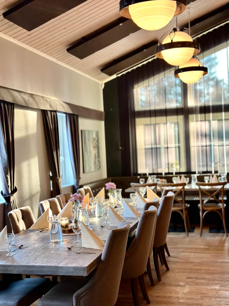 Restauranginteriör, varmt ljus, lokala råvaror