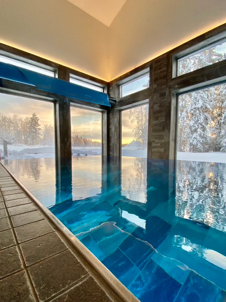 Spa, mjukt naturljus, sten & trä