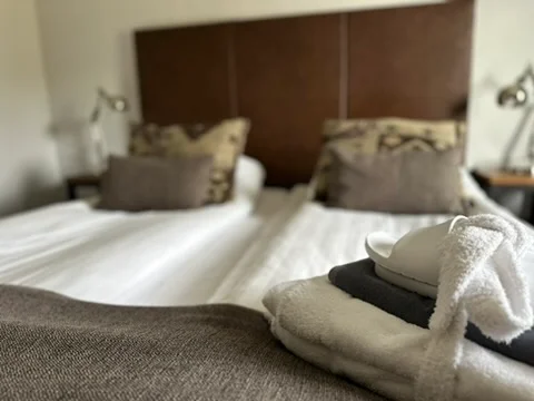 Hotellrum, varm belysning, fjällutsikt