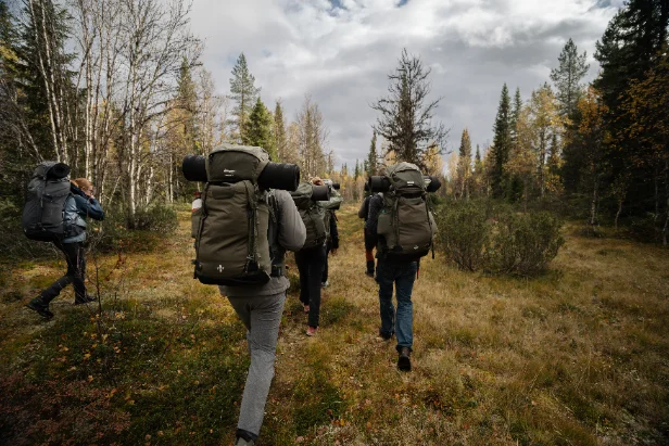 Vildmark & bushcraft, timmerstuga, eld, snö i skog